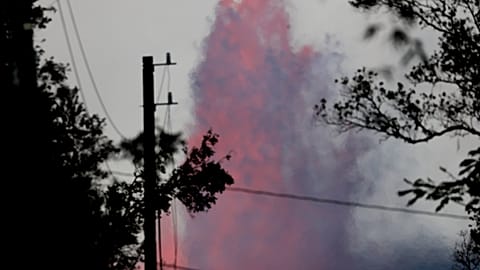 Vulcão lança jatos de lava com mais de 60 metros