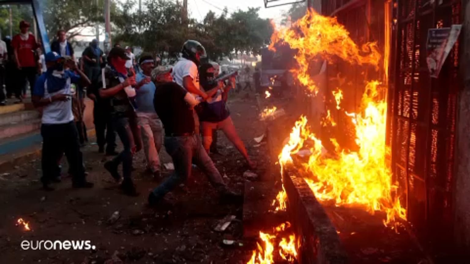 A nap képe: lángokban a rádió