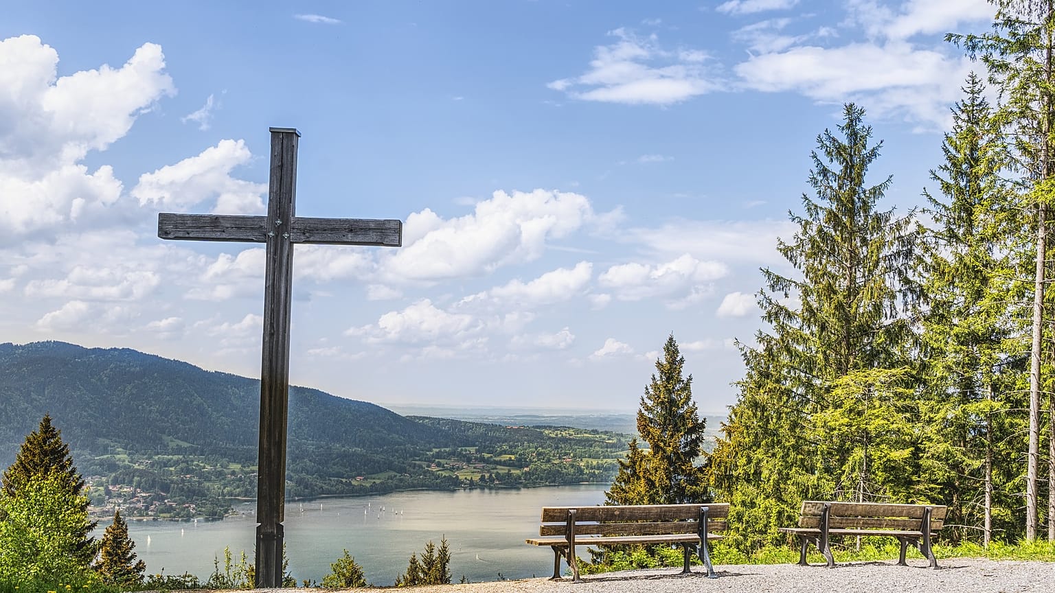 Ein Kreuz ragt über dem bayrischen Tegernsee