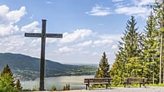 Ein Kreuz ragt über dem bayrischen Tegernsee