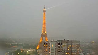 گلچین ویدیوهای بدون شرح هفته؛ از برخورد صاعقه با برج ایفل تا انهدام موتورسیکلت‌های قاچاق