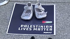 حذاء طفلة في تظاهرة ببروكسل لتنديد بمقتل الأطفال في غزة
