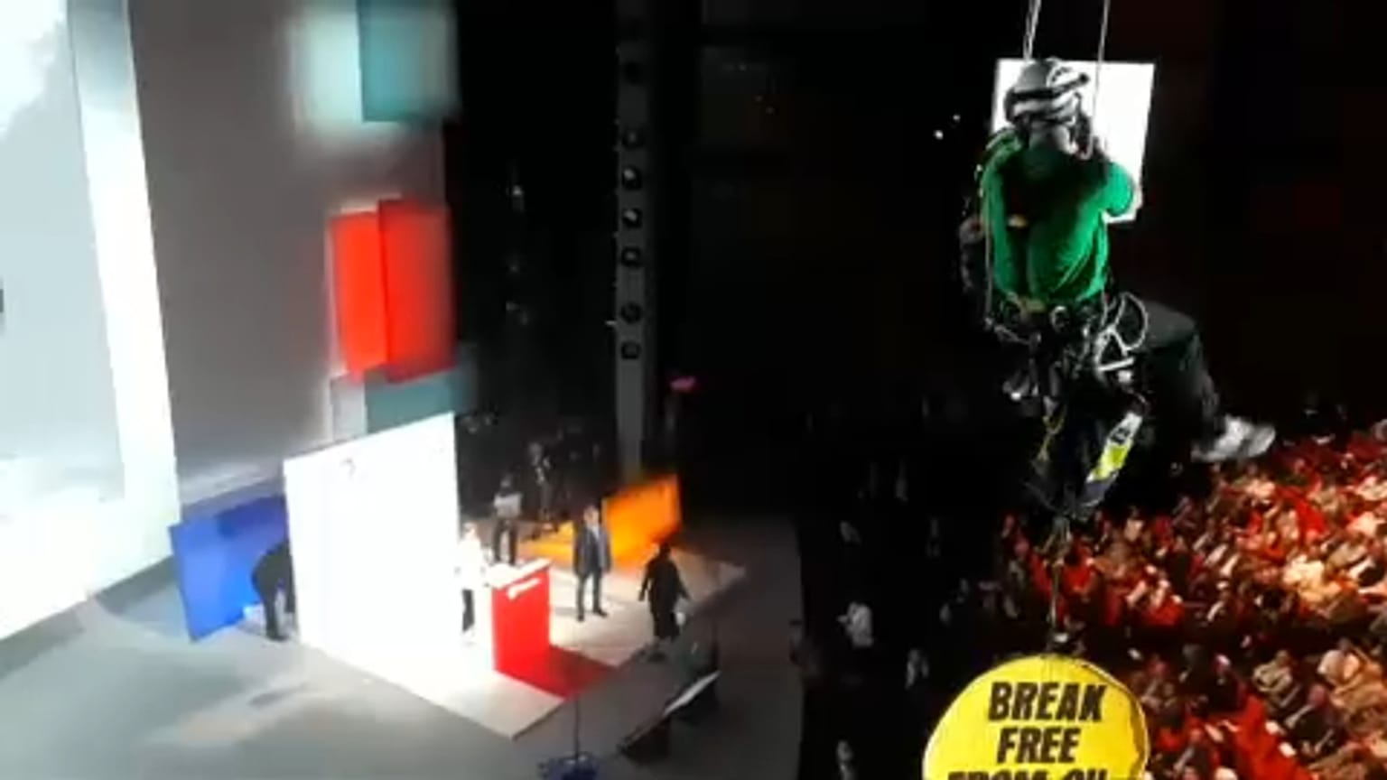 250 aktivista rontott be a Total közgyűlésére