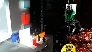 250 aktivista rontott be a Total közgyűlésére