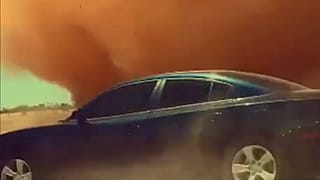 گردباد سهمگین در تعقیب خودرو