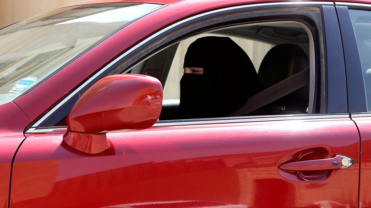 صورة الأميرة السعودية هيفاء بن عبد الله على غلاف "فوغ أرابيا" تثير السخط والجدل