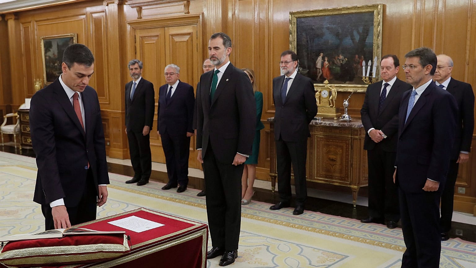 Pedro Sanchez (PSOE) saudado pelo antecessor Mariano Rajoy (PP)
