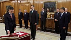 Pedro Sanchez (PSOE) saudado pelo antecessor Mariano Rajoy (PP)
