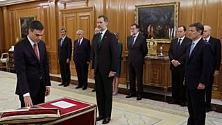 Pedro Sanchez (PSOE) saudado pelo antecessor Mariano Rajoy (PP)