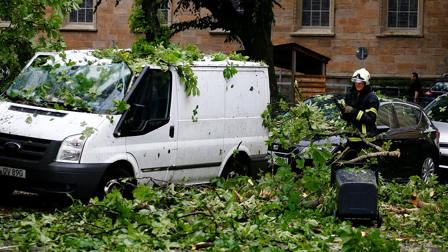 Unwetter und Gewitter: 10 der dramatischsten Videos und Tweets