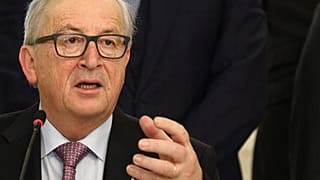 Γιούνκερ: «Η αξιοπρέπεια των Ελλήνων ποδοπατήθηκε. Να μη γίνει το ίδιο με την Ιταλία»