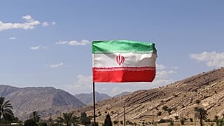 تحطم طائرة عسكرية إيرانية قرب أصفهان ونجاة الطياريْن في آخر لحظة