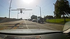 Ein Flugzeug landet in Los Angeles auf einer Straße