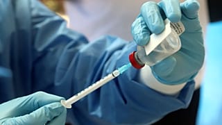 Διαμαρτυρία των Πολωνών κατά των εμβολίων