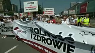 Thousands of people in Warsaw protest against compulsory vaccinations