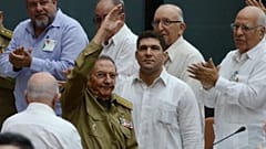 Raul Castro à chegada à sessão plenária em Havana onde foi nomeado