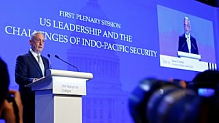 وزير الدفاع الأمريكي جيم ماتيس في حوار شانغريلا في سنغافورة، المصدر: رويترز