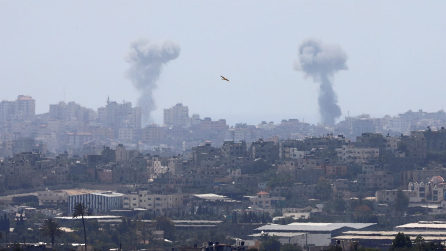 Imagem de Gaza após um outro ataque israelita a alehgados alvos do Hamas