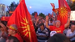 Milhares protestam contra mudança de nome do país