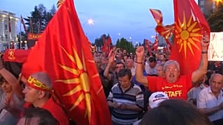 Milhares protestam contra mudança de nome do país