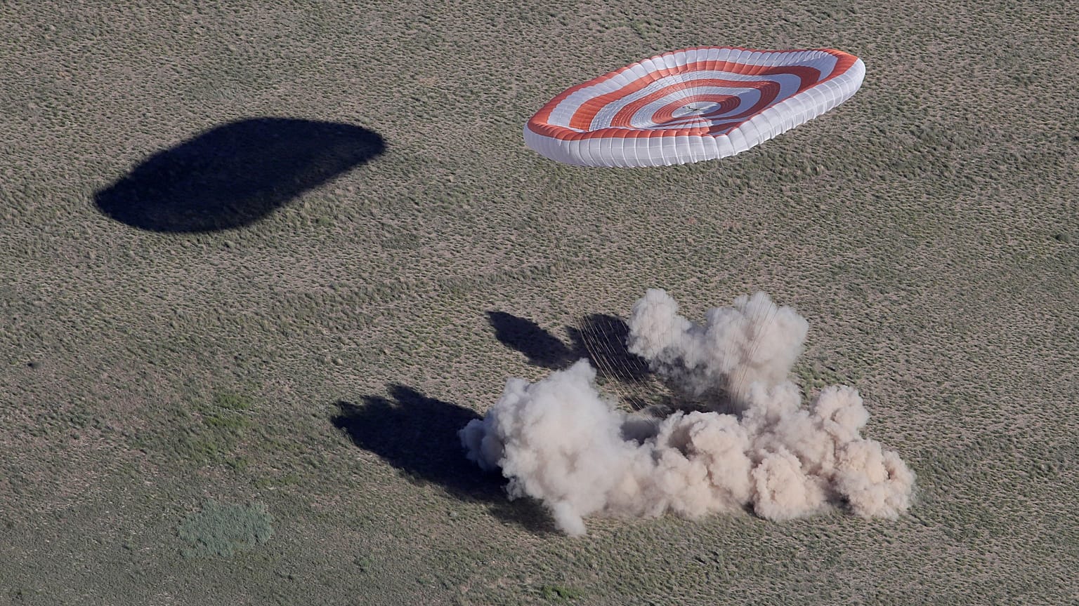 Soyuz regressa a casa