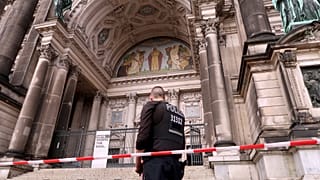 Polizisten am Dom in Berlin
