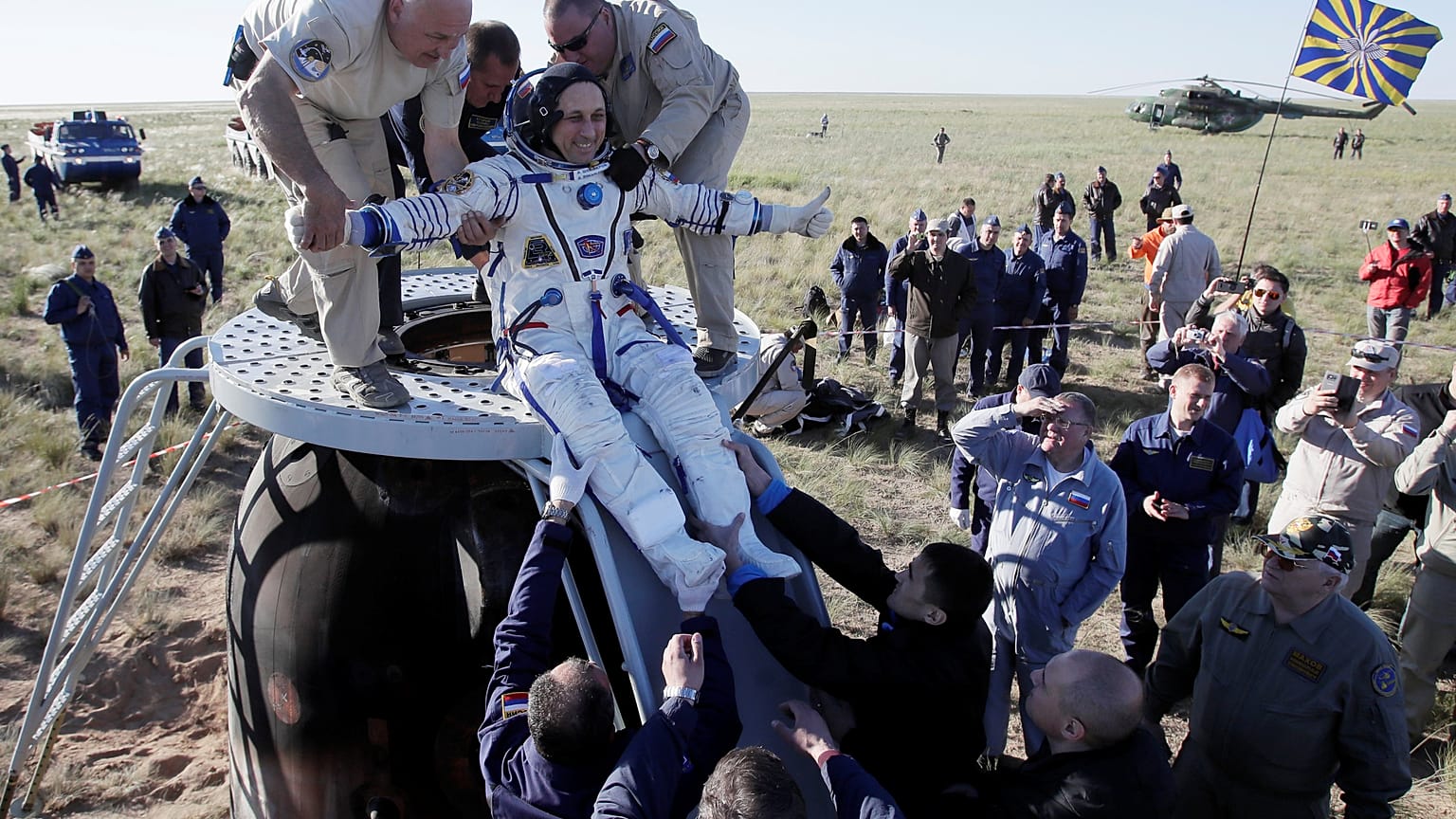 Soyuz kapsülü üç yolcusuyla birlikte dünyaya döndü