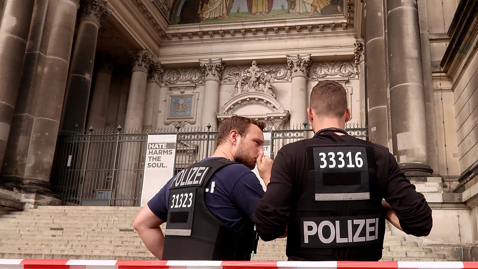 Berlino, uomo "infuriato" con coltello nella cattedrale. Agente gli spara 