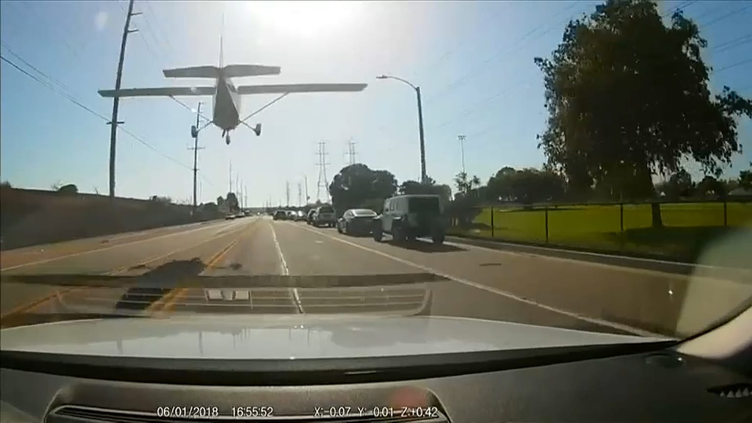 Avioneta aterra em estrada movimentada de LA