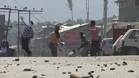 Clashes continue in Srinagar 