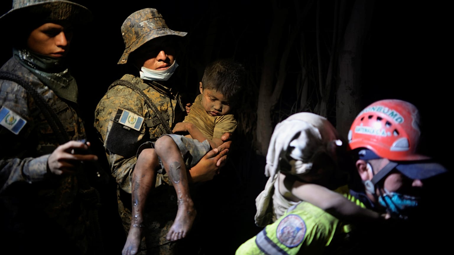 Militares e bombeiros resgatam crianças na cidade de Rodeo