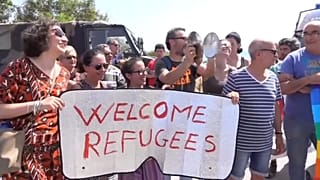 Matteo Salvini visite un centre d'asile sous les sifflets