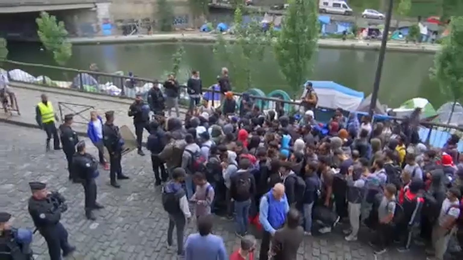 Polícia desmantela últimos campos de refugiados em Paris