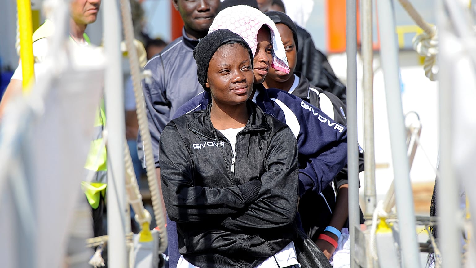Viele afrikanische Flüchtlinge kommen auf Sizilien an.
