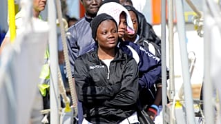 Viele afrikanische Flüchtlinge kommen auf Sizilien an.
