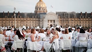 Le "dîner en blanc" rassemble des milliers de personnes à Paris