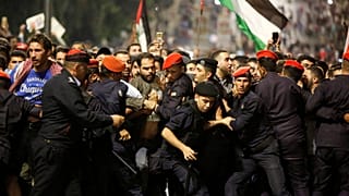 استقالة رئيس الوزراء الأردني هاني الملقي عقب احتجاجات شعبية 