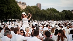 Des milliers de personnes pour un pique-nique géant à Paris