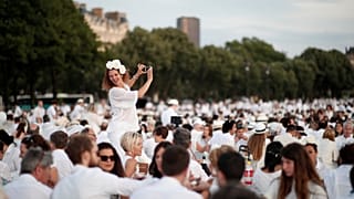 Des milliers de personnes pour un pique-nique géant à Paris