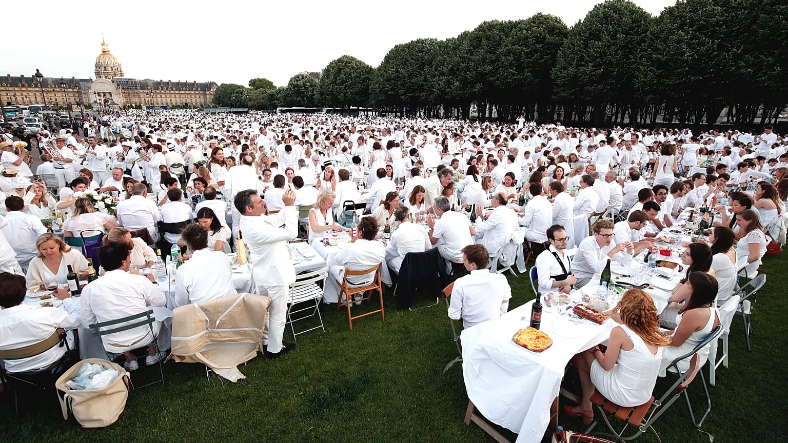 Paris'te "Bembeyaz Akşam Yemeği"