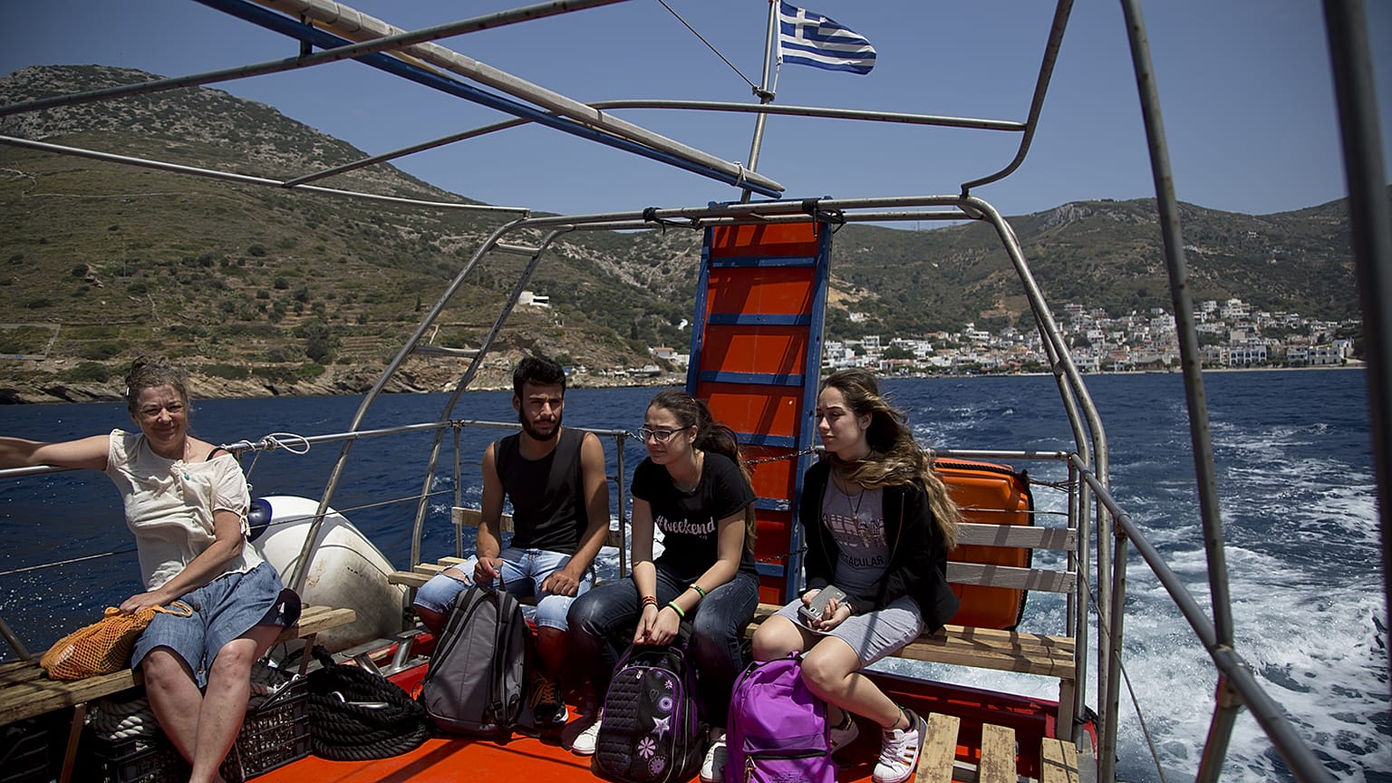 Φούρνοι-Θύμαινα: Το «σχολικό» του Αιγαίου - BINTEO