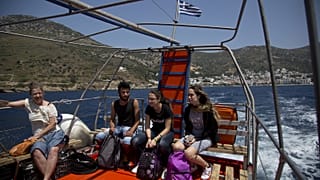 Φούρνοι-Θύμαινα: Το «σχολικό» του Αιγαίου - BINTEO