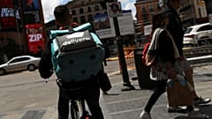 Un fattorino di Deliveroo a Madrid
