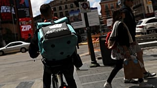 Un fattorino di Deliveroo a Madrid