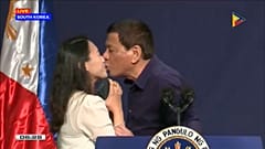 "Ekelhaftes Macho-Gehabe": Duterte provoziert mit erzwungenem Kuss