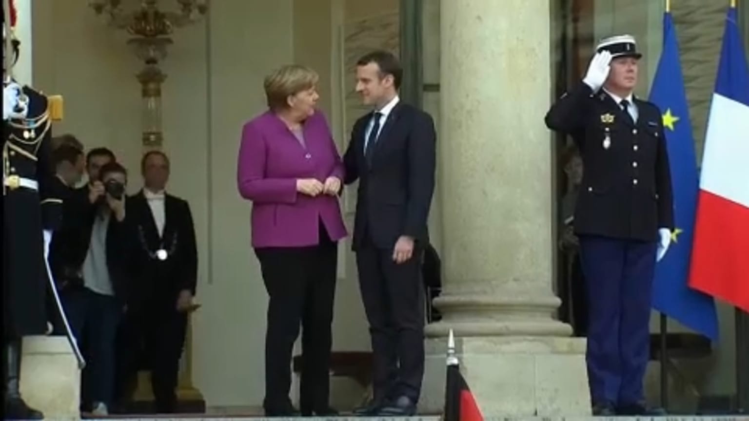 Merkel busca un consenso con París para reformar la eurozona