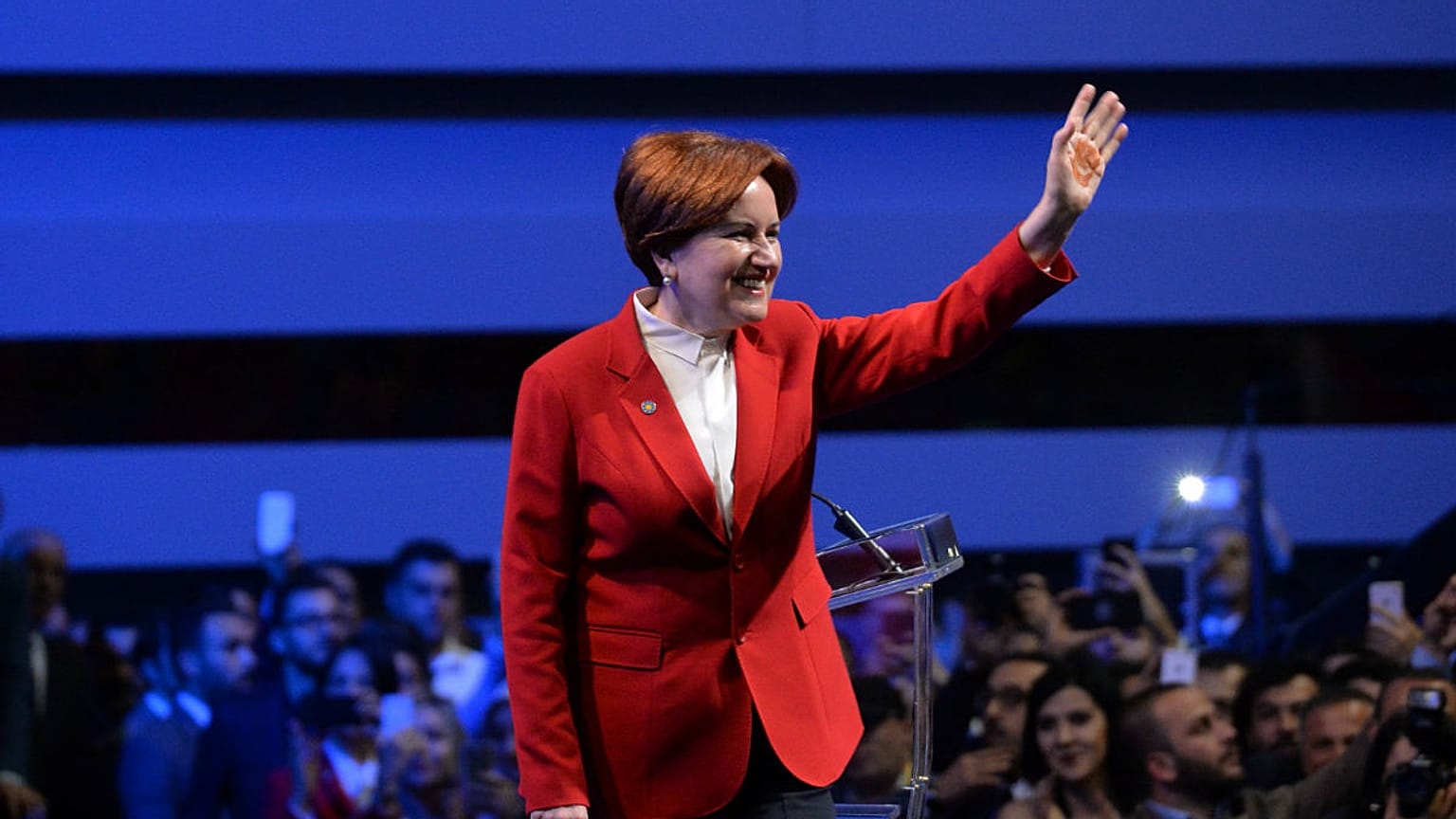Akşener:  Öğretmenlerin hepsini kadroya alacağım
