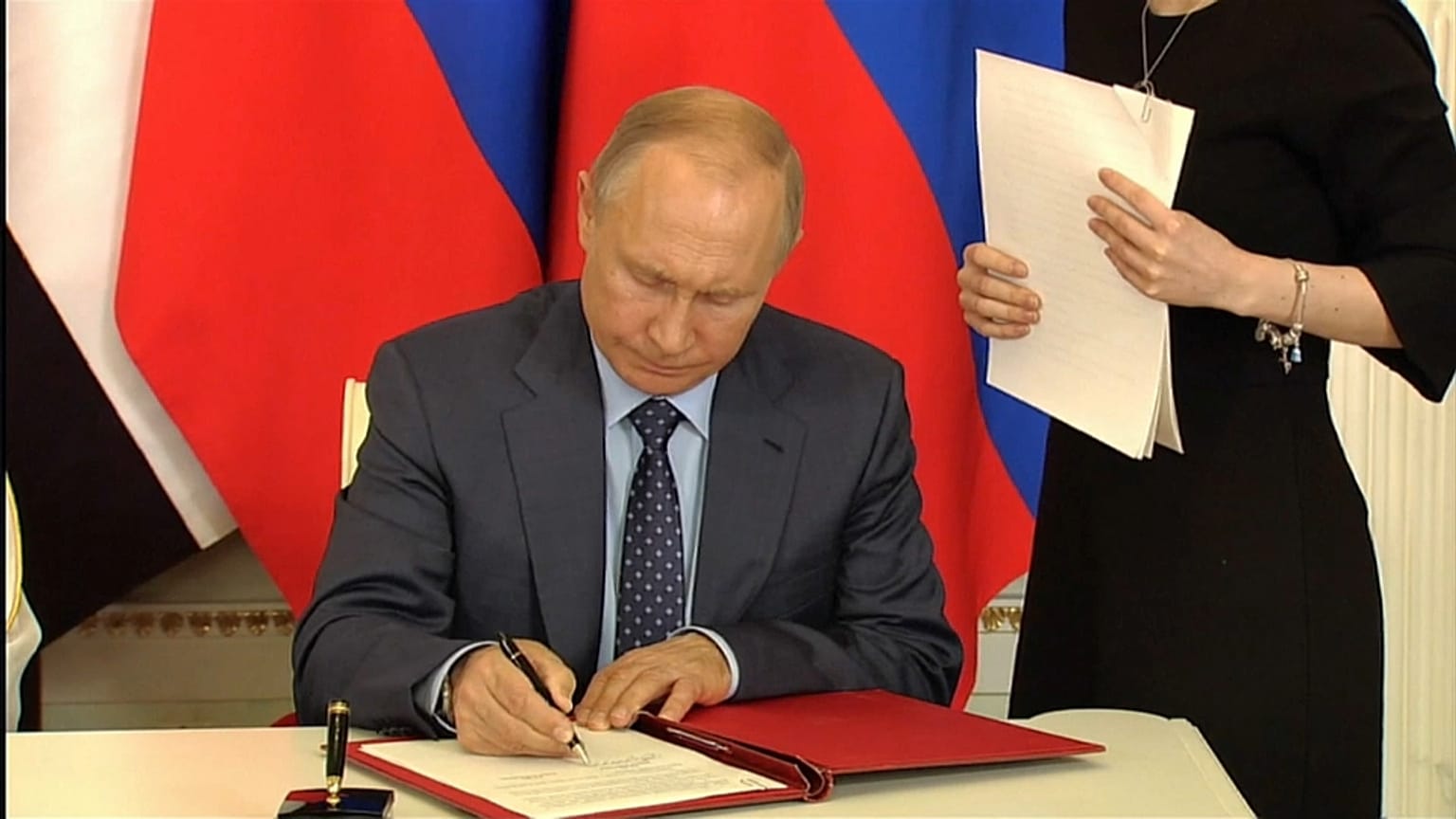 Путин подписал закон о контрсанкциях
