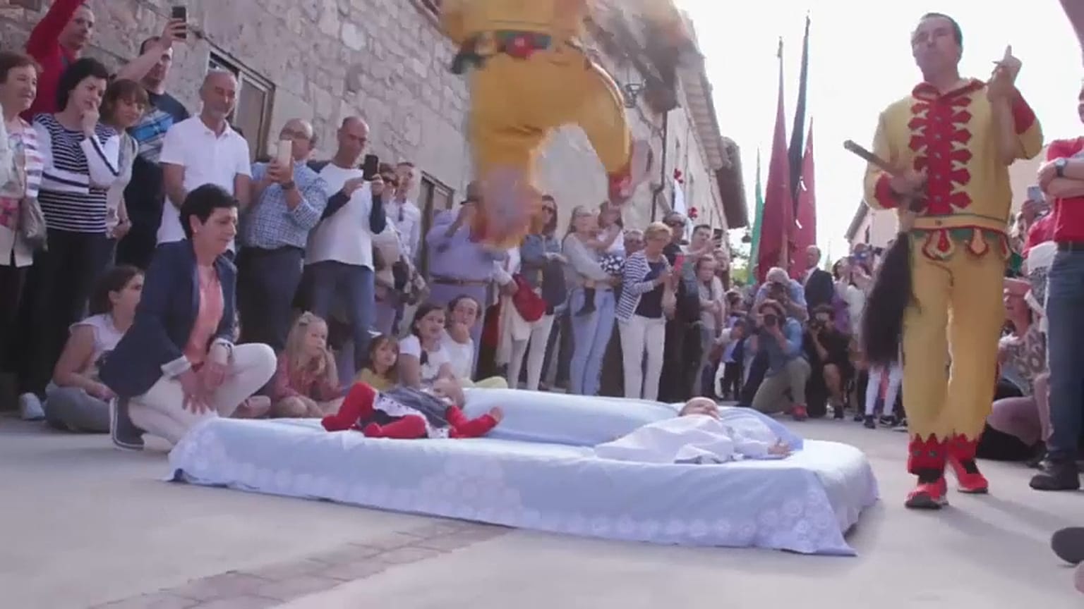 "El Colacho": Traditionelles Baby-Springen bringt Glück