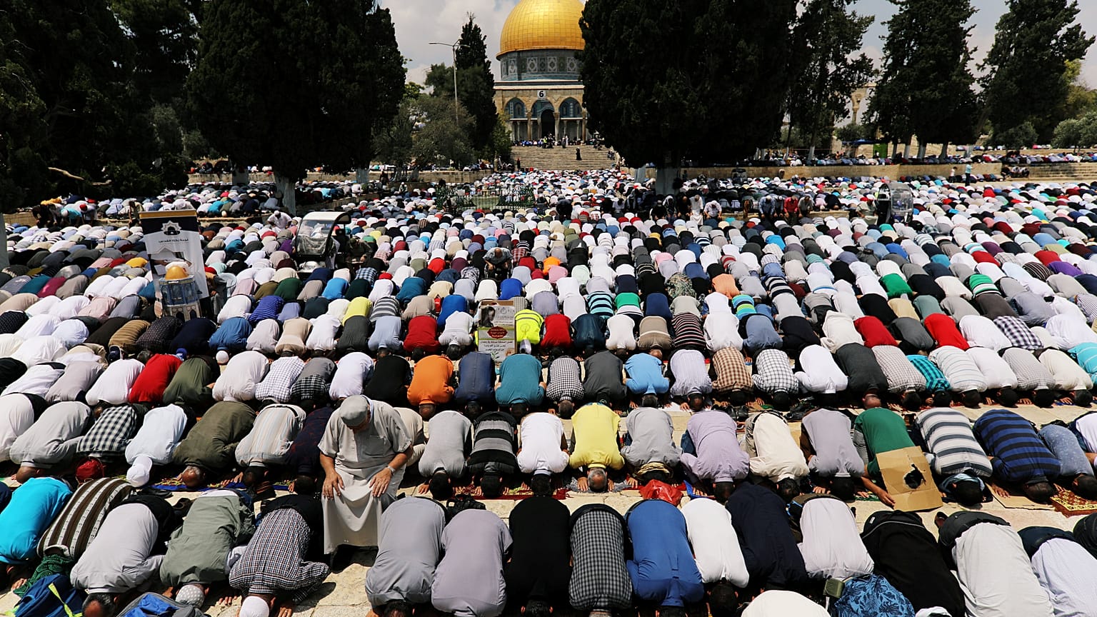 القوات الإسرائيلية تعتقل مصلين في ساحات المسجد الأقصى